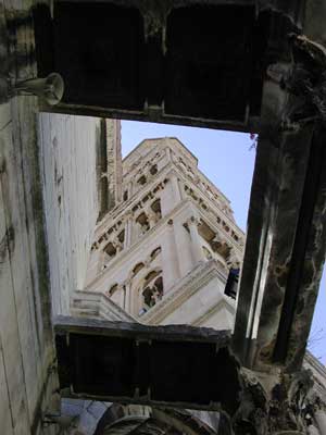 Le campanile accolé à l'antique Mausolée Romain transformé en Cathédrale