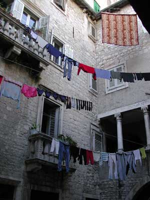 Le linge étendu dans les cours intérieures des palais médiévaux