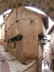 Une maison mdivale qui dfie les lois de l'architecture