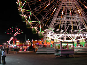 Tout près des casetas, la fête foraine