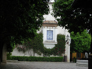 Azulejos sur une placette arbore du quartier de la Juderia