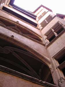 Cage d'escalier gothique